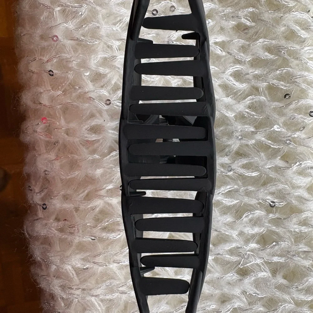 🎁 3for1 or FREE WITH PURCHASE - Black Twisted Hair Clip - Picture 2 of 3